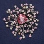 Broche grande Accent en strass et pierre, couleur violet-lilas et gris, 56×58 mm, métal argenté