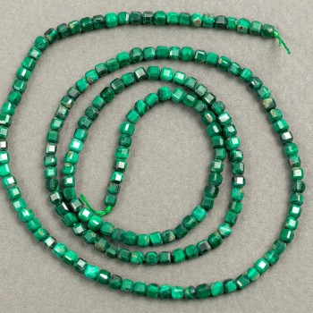 Perles de malachite naturelle en forme de cubes sur fil, diamètre 2x2 mm +-, longueur 40 cm +