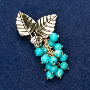 Broche avec pierre variscite «Brindille avec des baies», couleur dorée du métal 60×35 mm