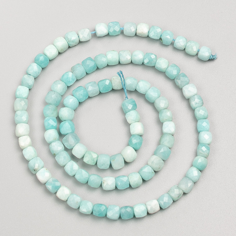Perles en amazonite naturelle, cubes facettés sur fil, diamètre 4,5 mm ±, longueur 38 cm ±
