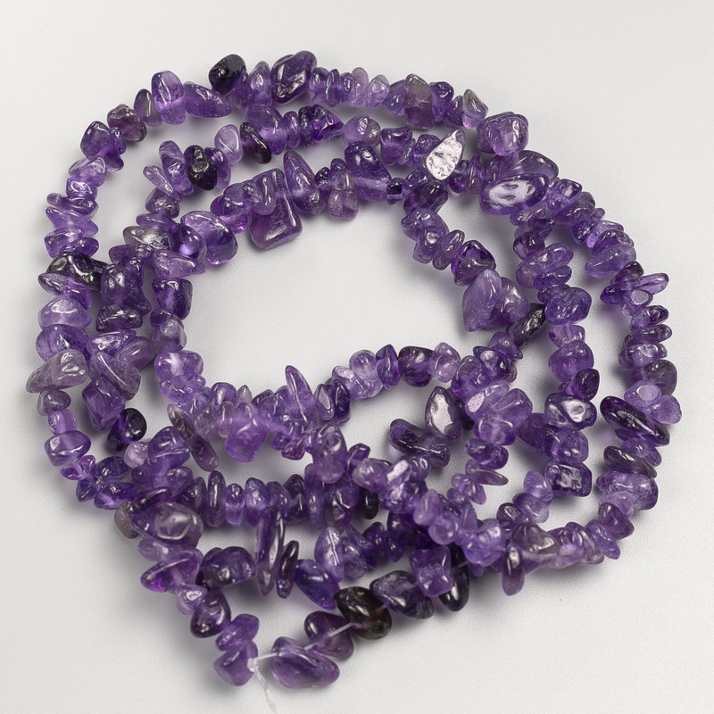 Perles d'améthyste en éclats sur fil long, diamètre 7–10 × 3–5 mm ±, longueur 85 cm +