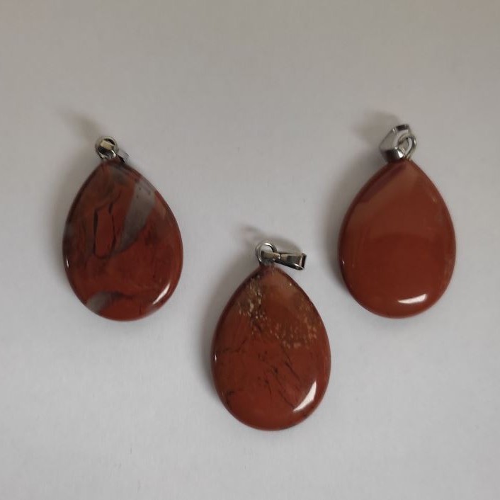 Pendentif goutte en jaspe rouge, 2,5 × 1,8 cm