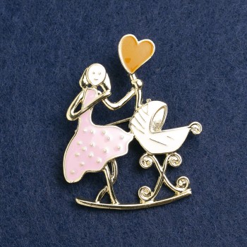 Broche Maman avec le berceau, émail rose et blanc, métal doré 46 × 38 mm
