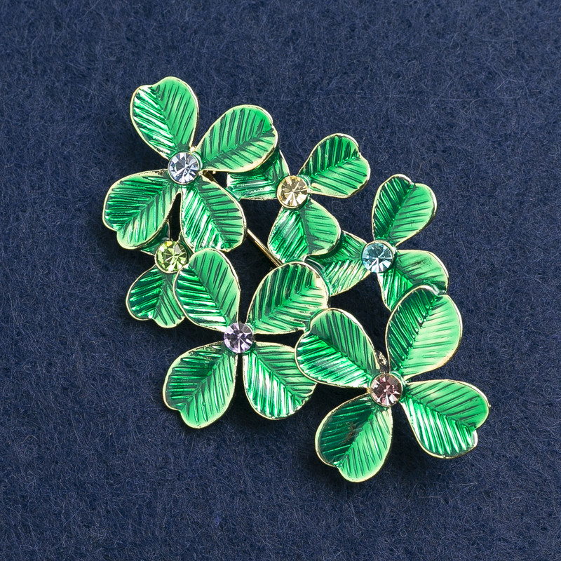 Broche «Feuilles» émaillées vertes, avec strass, métal doré 57 × 40 mm