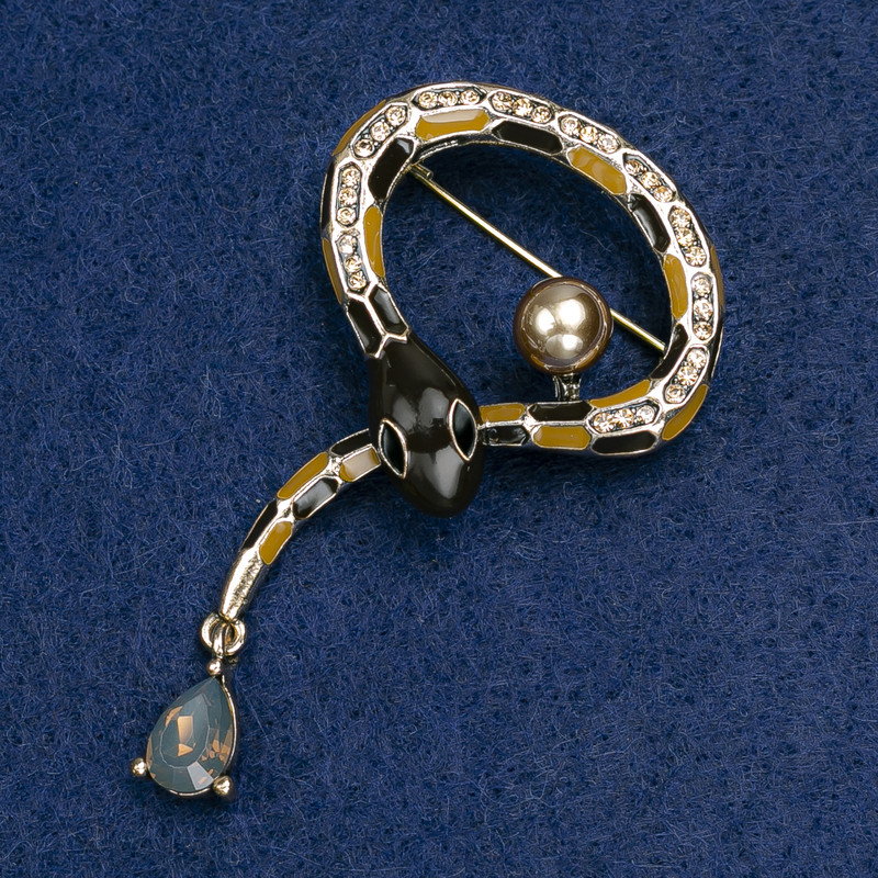 Broche serpent noir et marron émaillé avec cristal, perle et strass dorés, métal doré 35×64 mm