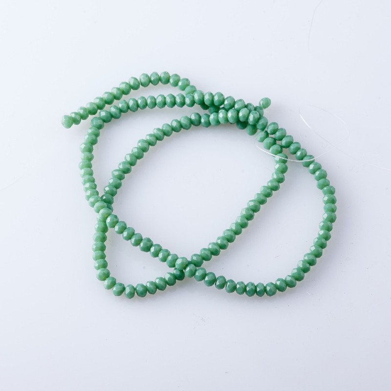 Perles mates de cristal tchèque sur fil «pois vert», diamètre 3,5 mm, 38-40 cm