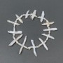 Perles baroques «Croix» avec la teinte «benzine» sur fil, taille 40×25 mm ±, longueur 38 cm ±