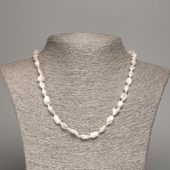 Collier de perles baroques naturelles avec une teinte « benzine », diamètre 11×7 mm, longueur 45 cm +