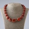Soldes. Collier en jaspe rouge naturel, grosses perles roulées, longueur 49 cm, diamètre 12–21 mm