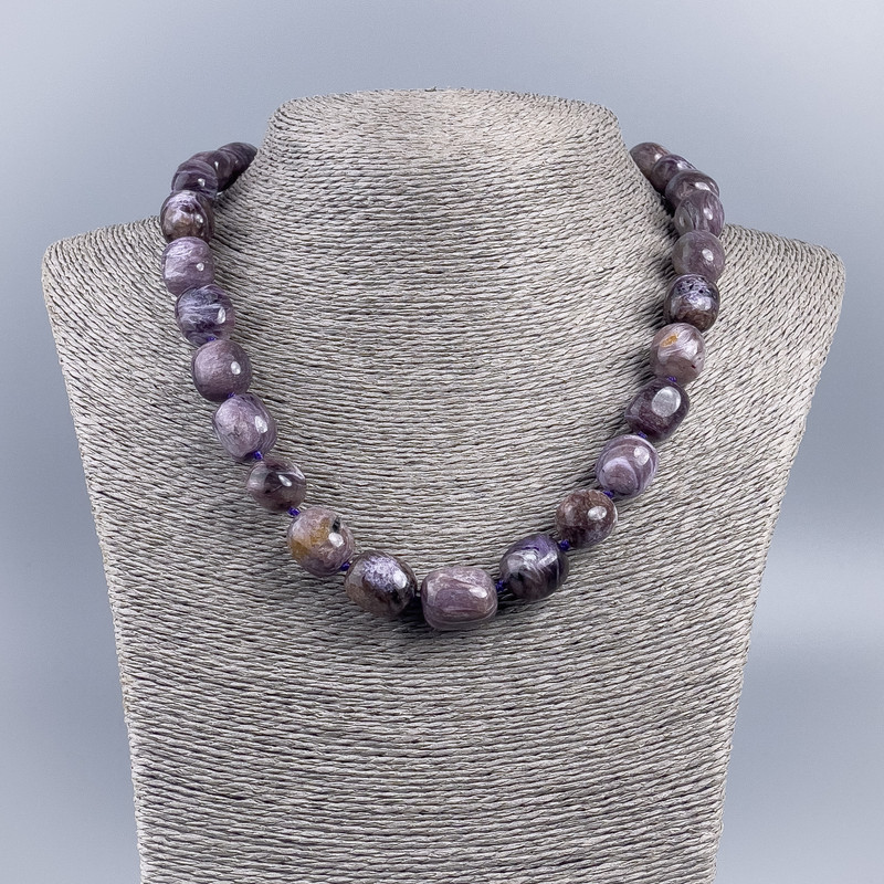 Collier en charoïte naturel, perles facettées, diamètre 12×15 mm ±, longueur 48 cm ±