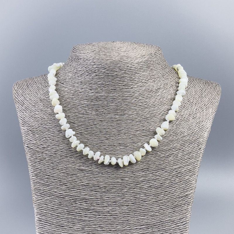 Collier en nacre naturelle teinté blanc laité, grains d'environ 8 mm, longueur 50 cm ±