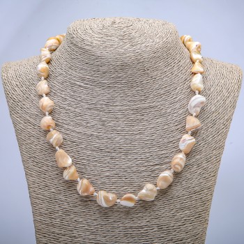 Collier en nacre beige naturelle, à facettes, diamètre 19×12 mm ±, longueur 45 cm ±