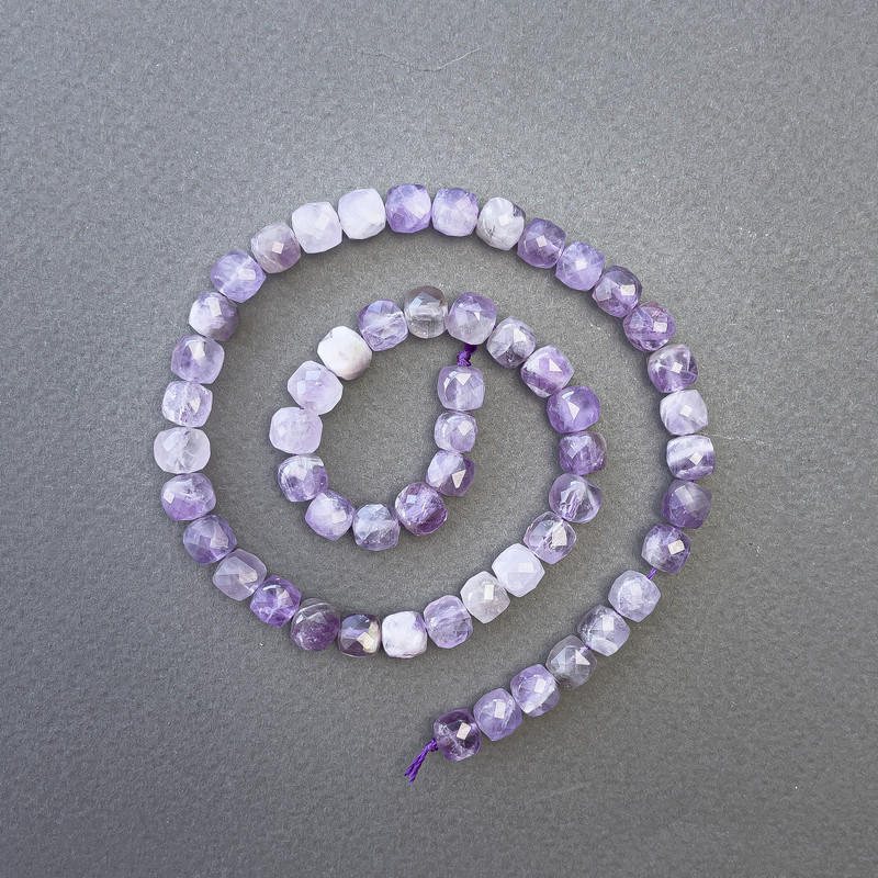 Perles d'améthyste naturelle en cubes facettés, 7x7 mm, longueur 37 cm ± sur fil