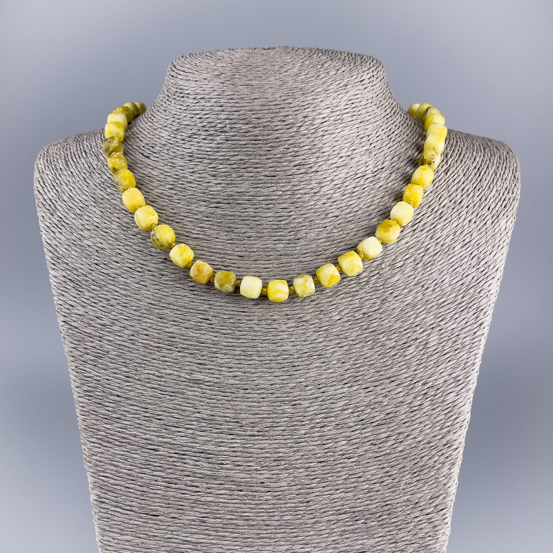 Collier en jadéite jaune, pierre naturelle - cubes facettés, dimensions 7,5 × 7,5 mm, longueur environ 50 cm