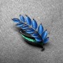 Broche « Branche » œil-de-chat bleu, émail vert, métal doré 22×47 mm
