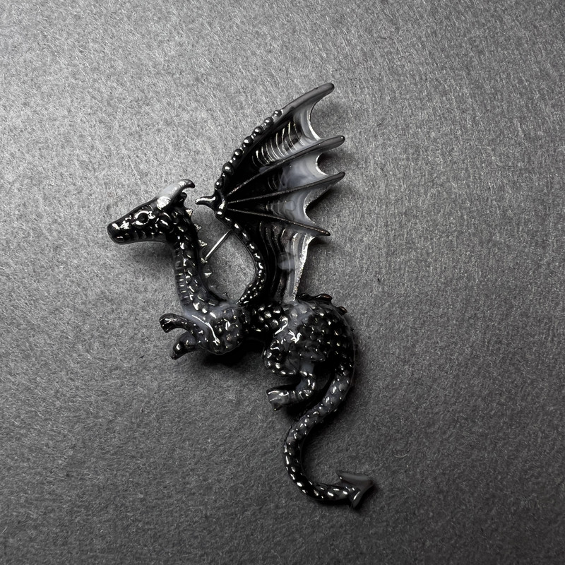 Broche Dragon gris et émail noir, métal argenté, 42×66 mm