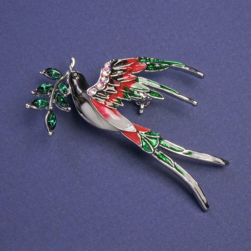Broche Hirondelle avec une brindille, émail rouge et vert, cristaux verts, strass roses, métal doré 62×48 mm
