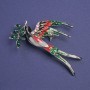 Broche Hirondelle avec une brindille, émail rouge et vert, cristaux verts, strass roses, métal doré 62×48 mm