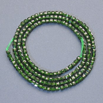 Perles d'aventurine verte (synthétique) cube facetté, diamètre 2 mm ±, longueur 38 cm ± sur fil