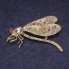 Broche-pendante Papillon avec cristal rose, strass multicolores, métal doré 55 × 35 mm